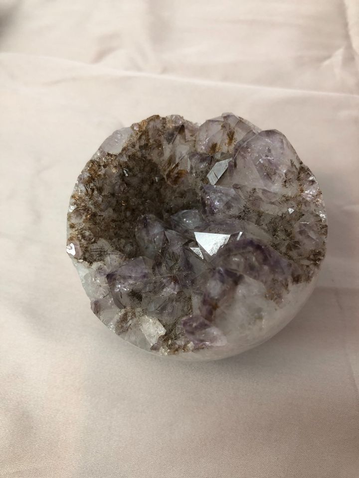 Open carved Amethyst ball 296g on Agate base - Image 3
