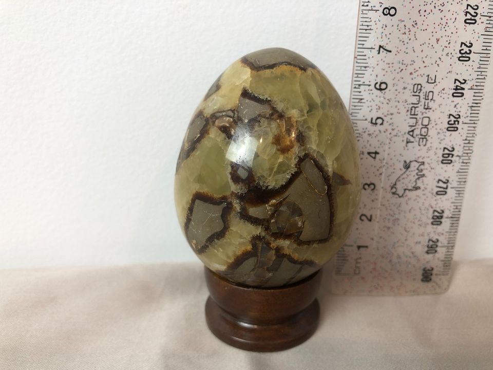 Serpentine carved egg 215g with wood stand - Image 2