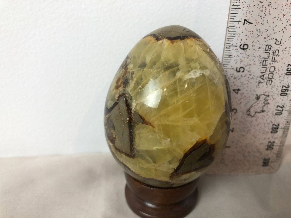 Serpentine carved egg 215g with wood stand - Image 3