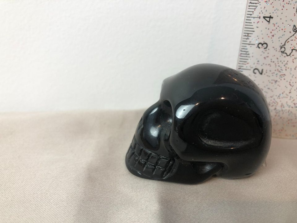 Small black obsidian carved skull 77g 2cm tall - Image 2