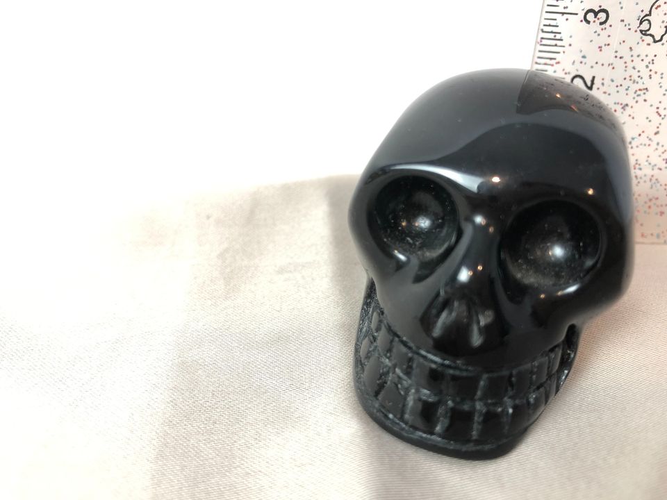 Small black obsidian carved skull 77g 2cm tall - Image 3